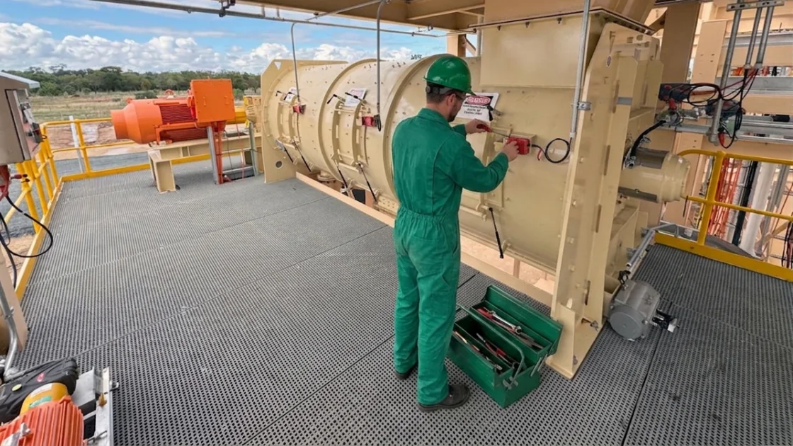 Tecnico MC² durante un intervento di assistenza e manutenzione